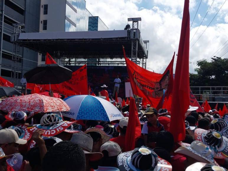 Multitudinaria marcha de simpatizantes de Libre se moviliza hacia Casa Presidencial