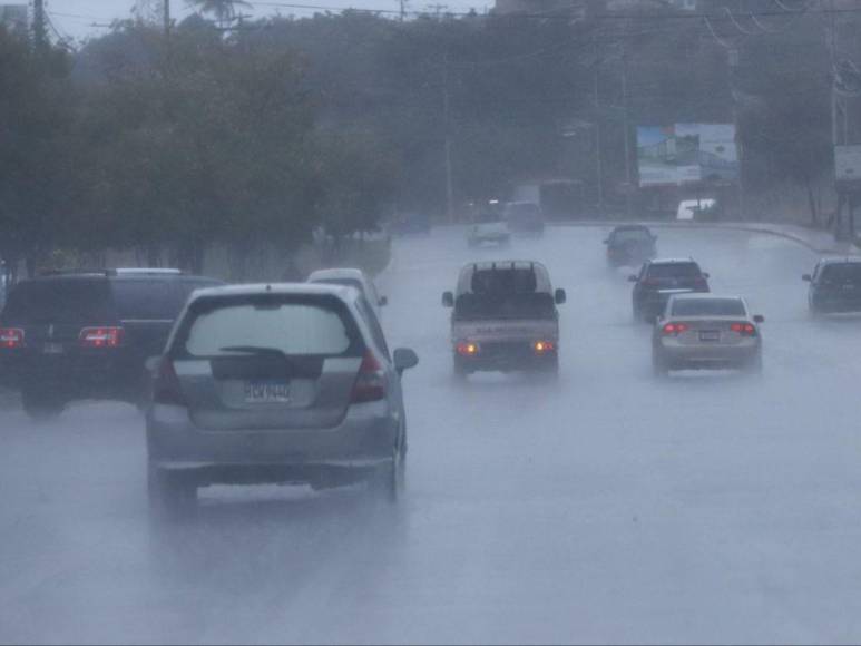 Calles inundadas y tráfico vehicular tras fuerte lluvia en Tegucigalpa