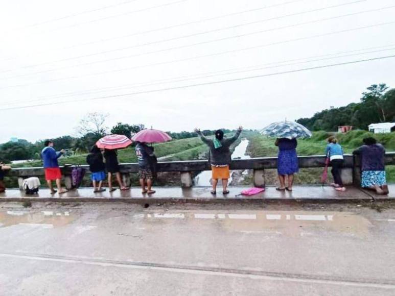 FOTOS: Hondureños claman de rodillas a Dios para que Julia no afecte a Honduras