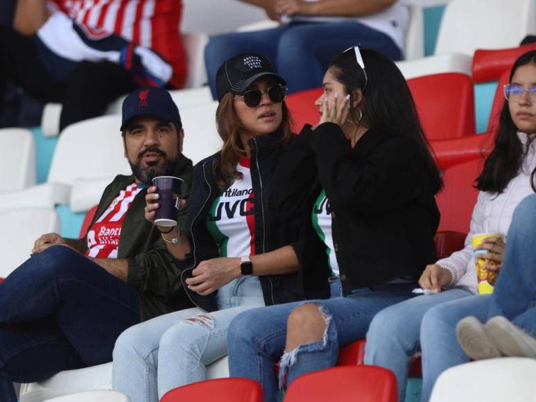 Bellas chicas roban miradas en el clásico Olimpia- Marathón en el Nacional