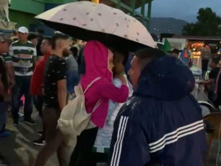 Bajo la lluvia, llegan las personas para ver la final entre el Juticalpa FC y el Lone FC