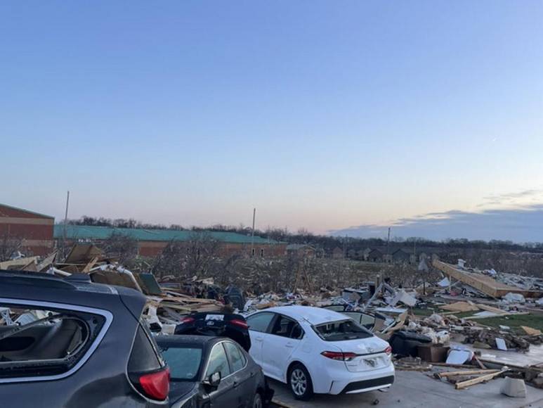 Destrozos que dejó un violento tornado en Tennessee; hay seis muertos