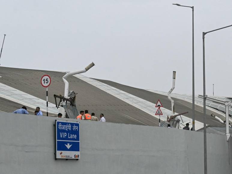 Un muerto y varios heridos tras derrumbarse techo en aeropuerto de India por lluvias