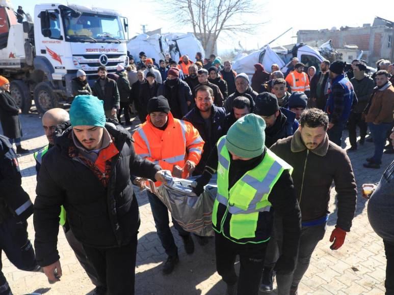 Así fue el impresionante rescate de un perrito entre los escombros cuatro días después del terremoto en Turquía