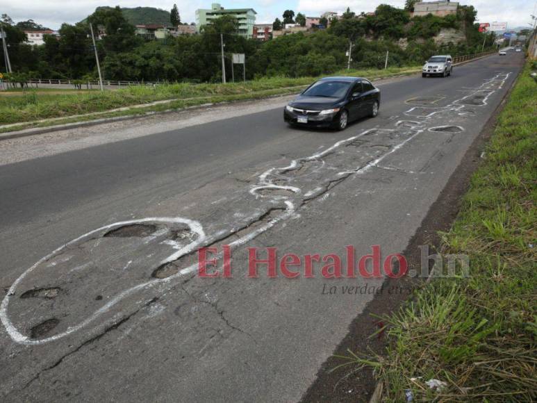 Con círculos blancos y mensajes, capitalinos exigen a la Alcaldía reparación de baches