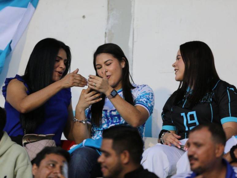 Deslumbrantes y hermosas, así llegaron las catrachas a ver el partido de Honduras vs Cuba