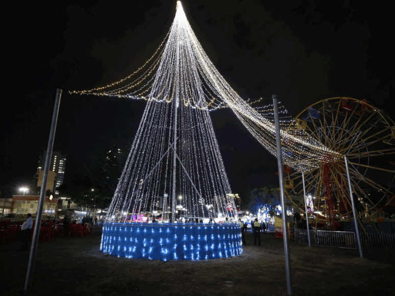 Luces, diversión y juegos en la Villa Navideña del bulevar Juan Pablo II