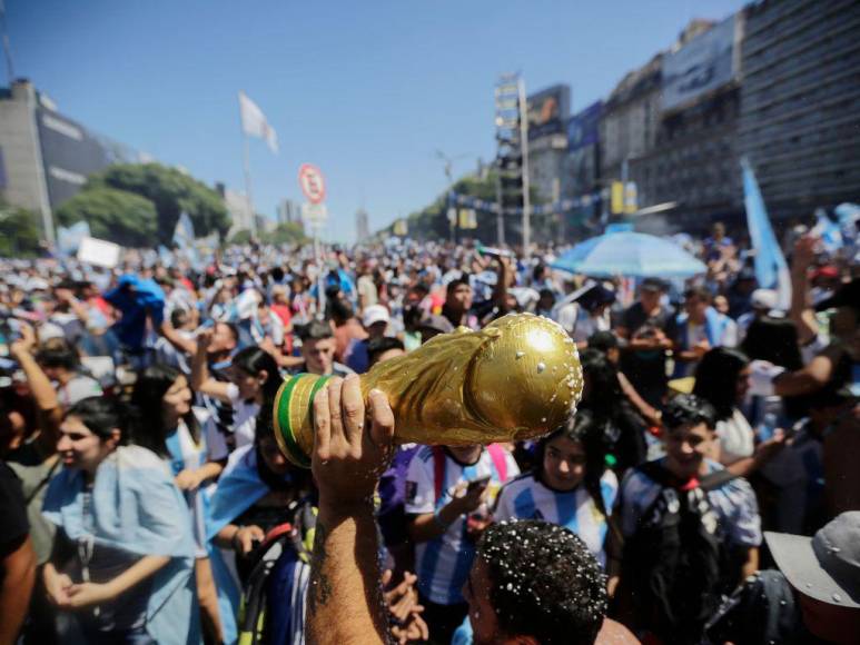 ¡Locura total! Así celebran los argentinos su tercera Copa del Mundo