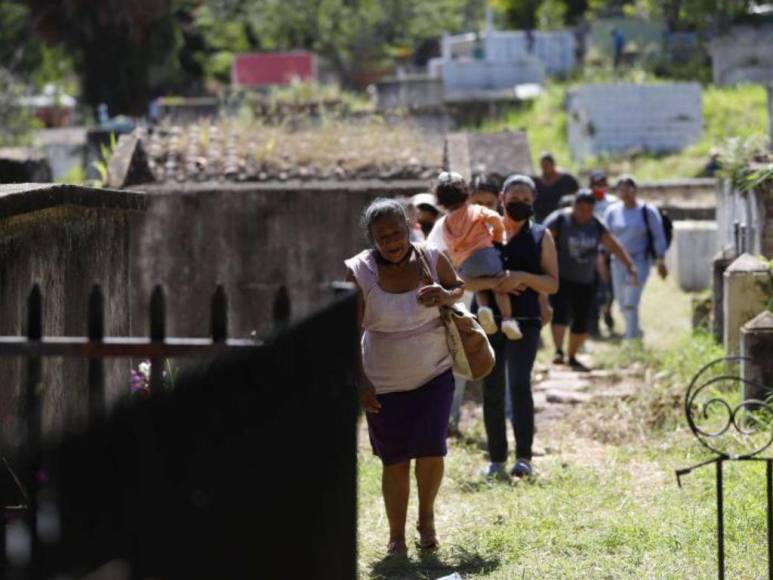 Con flores, coronas y hasta camisetas capitalinos acudieron a cementerios por el Día de Difuntos