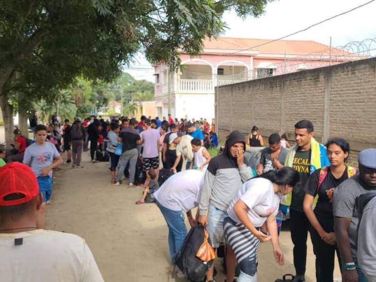 Oficinas de migración abarrotadas y filas interminables reflejan crisis migratoria en el oriente de Honduras