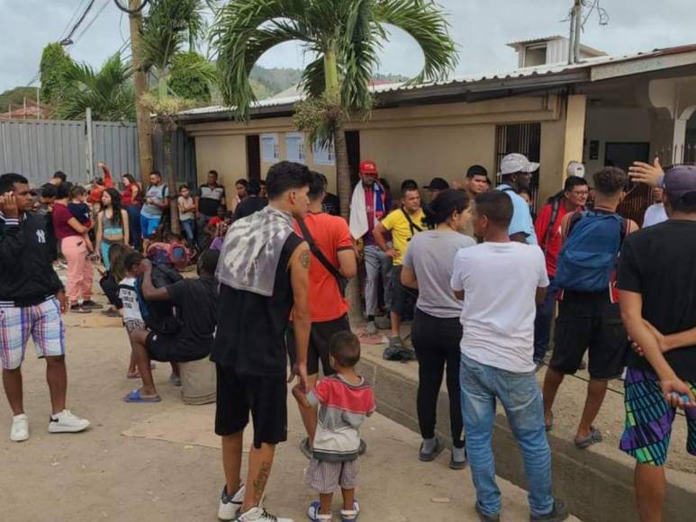 Oficinas de migración abarrotadas y filas interminables reflejan crisis migratoria en el oriente de Honduras