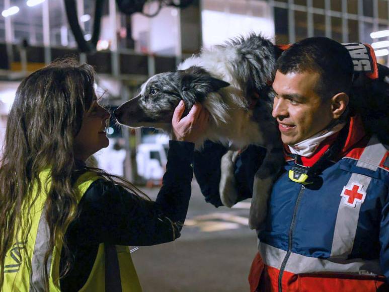 Así fue el impresionante rescate de un perrito entre los escombros cuatro días después del terremoto en Turquía