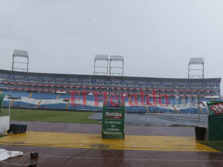 Fuerte lluvia y pocos aficionados: así luce el estadio Olímpico previo al Honduras vs Curazao