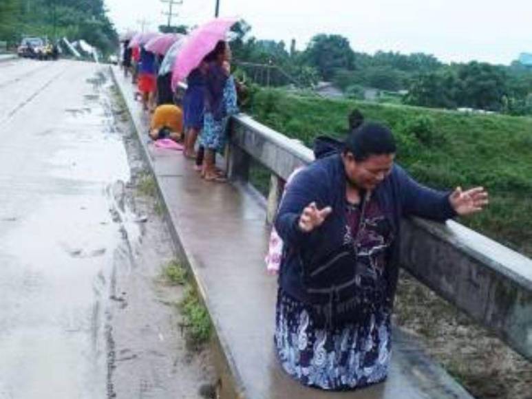 FOTOS: Hondureños claman de rodillas a Dios para que Julia no afecte a Honduras