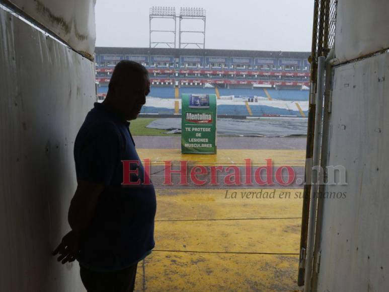 Fuerte lluvia y pocos aficionados: así luce el estadio Olímpico previo al Honduras vs Curazao