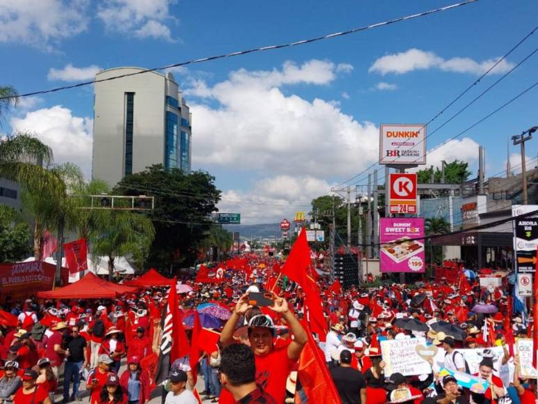 Multitudinaria marcha de simpatizantes de Libre se moviliza hacia Casa Presidencial