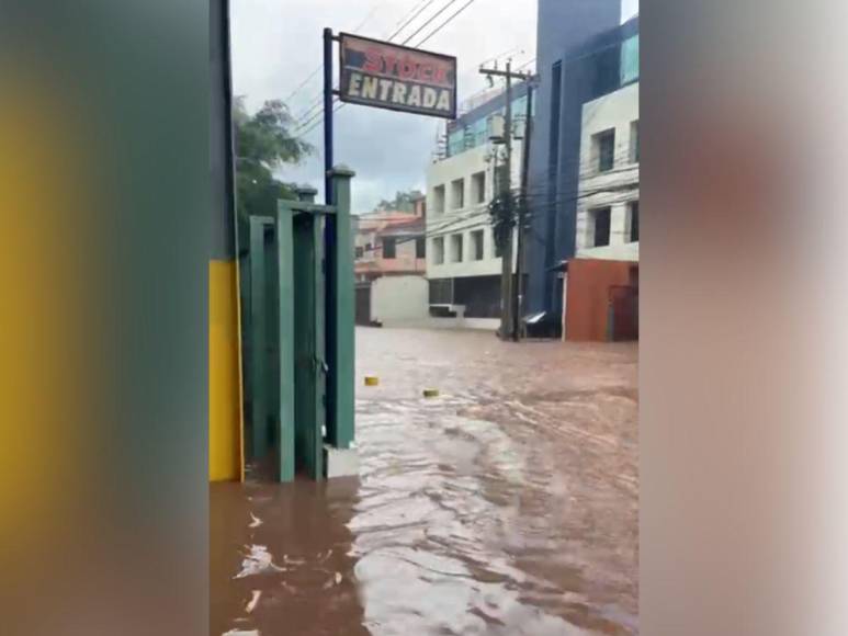 Caos en Tegucigalpa: fuertes lluvias causan daños en calles, carros y motocicletas