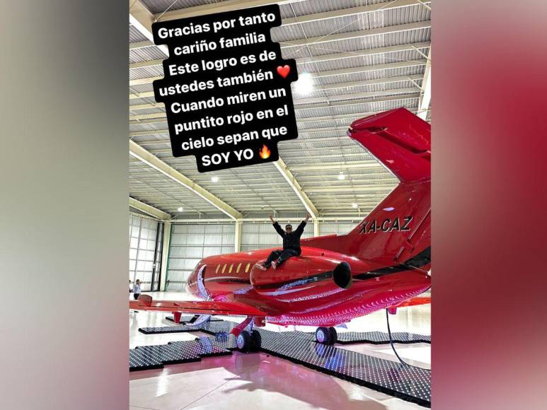 Cantante Eduin Caz presume lujoso avión: “Si ven un puntito rojo en el cielo soy yo”