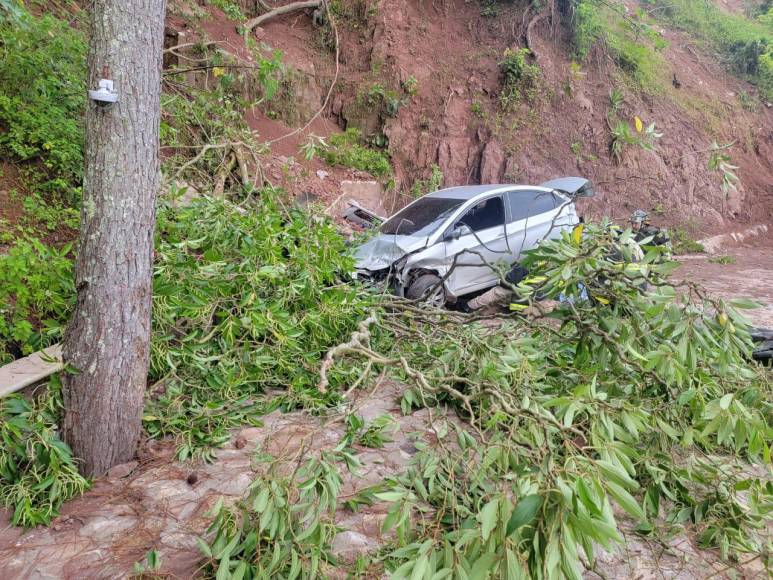 Las imágenes del fatal accidente vial donde murió una empleada de Hondutel en Valle de Ángeles