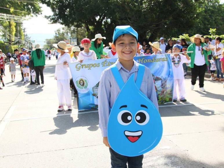 Alumnos de las escuelas muestran su fervor y sus sueños en los 203 aniversario de independencia