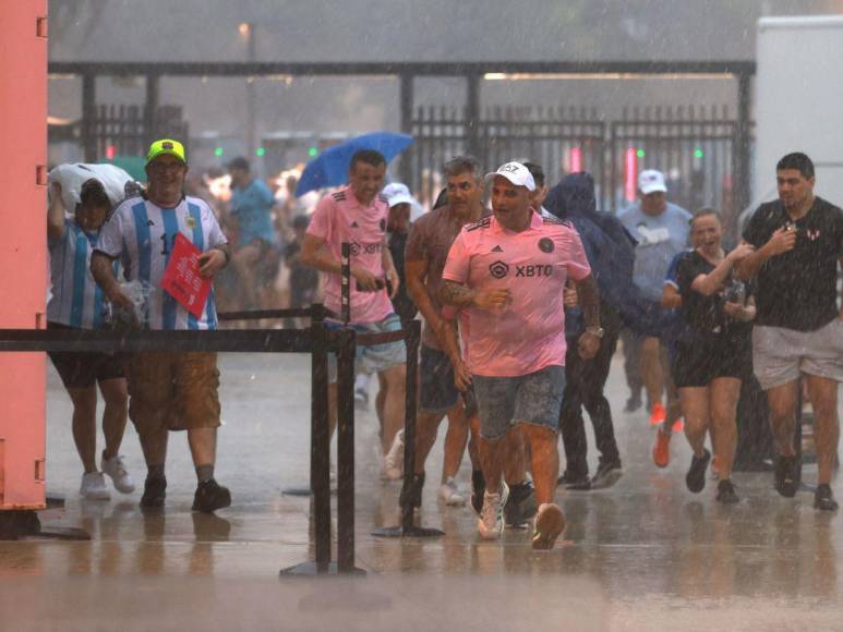 Retrasada por fuerte lluvia y locura de aficionados: así se vive la presentación de Messi en Inter Miami