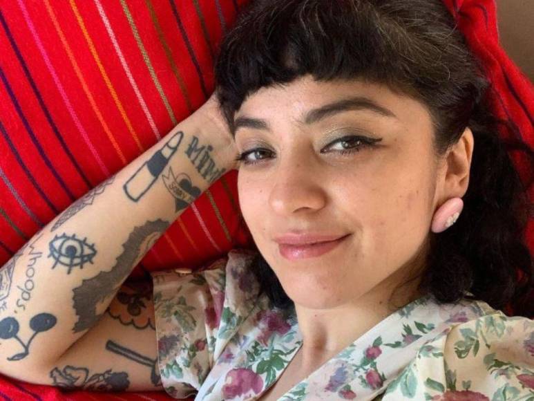 Sin su padre y sumergida en la pobreza, así fue la dura infancia de Mon Laferte