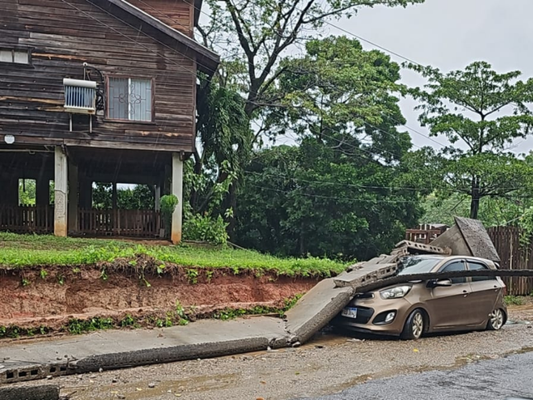 Derrumbes y mar revuelto, efectos del frente frío en Roatán