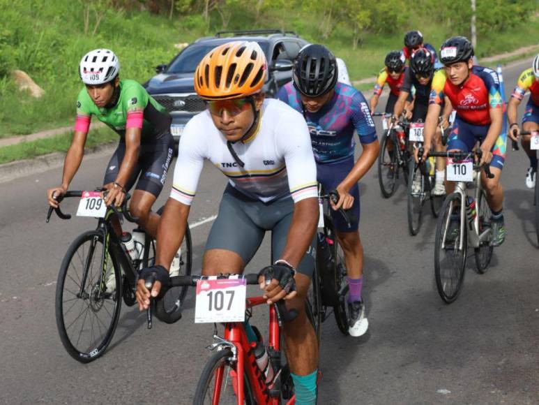 Grandes y pequeños disfrutan de la Vuelta Ciclística 2023 de EL HERALDO