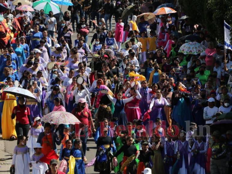 Devoción y fe: Capitalinos celebran Día de la Biblia (FOTOS)