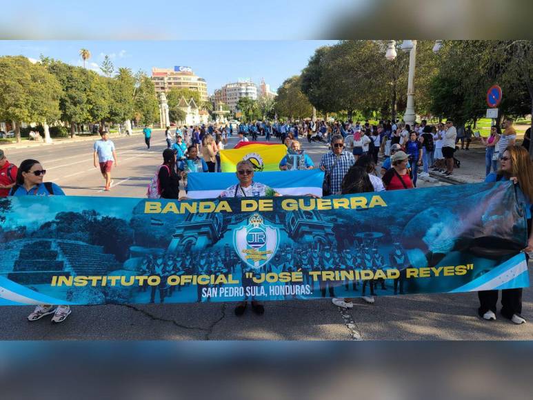 Hondureños conmemoran 202 años de independencia con desfile en Valencia, España