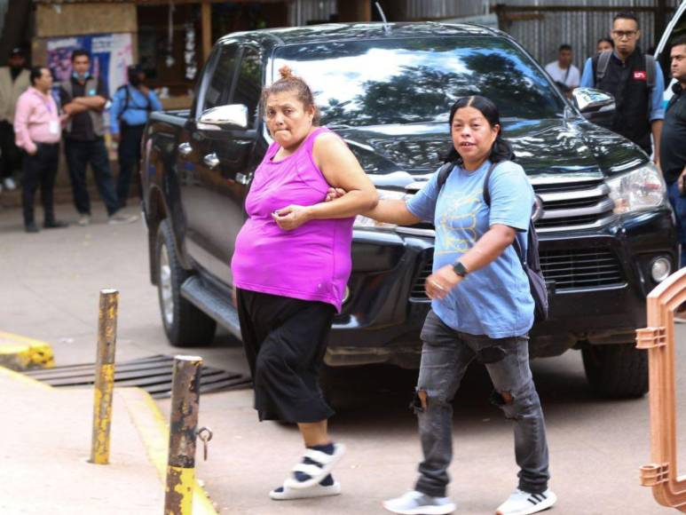 Familiares enfrentan el dolor en las afueras de la morgue tras la matanza en PNFAS