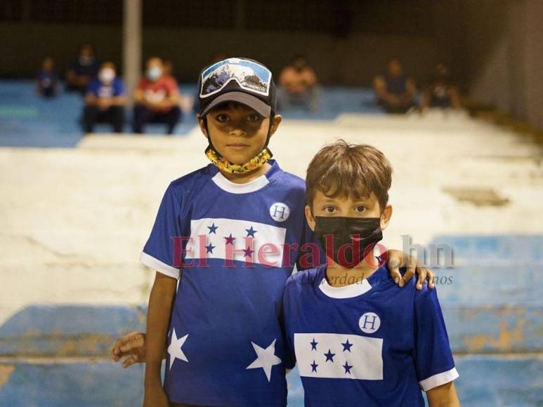 ¡Llenazo y apoyo total! El ambiente en el Morazán para el Honduras vs Panamá