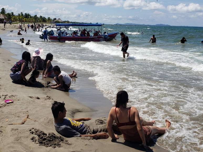 Sol y arena: así despiden hondureños el Feriado Morazánico en playas de Tela