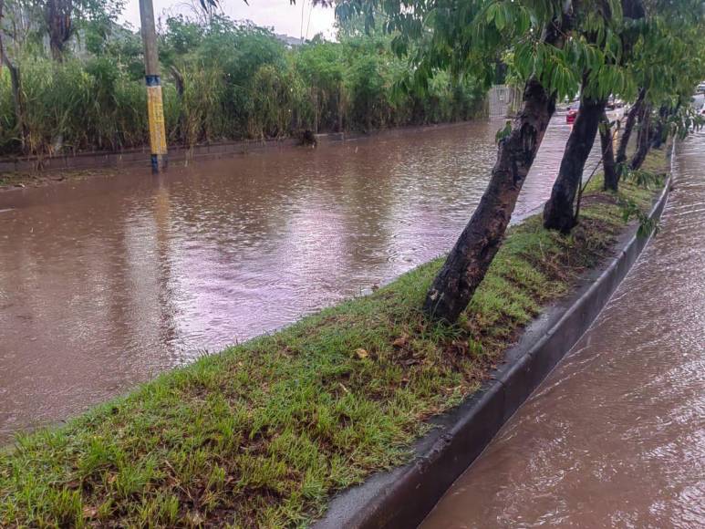 Caos en Tegucigalpa: fuertes lluvias causan daños en calles, carros y motocicletas