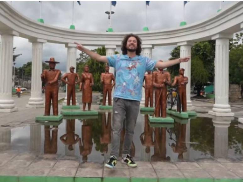 Sorprendido e intrigado: así ha sido el recorrido de Luisito Comunica por Honduras