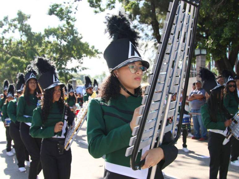 Las mejores imágenes que dejaron los desfiles de las escuelas en la capital