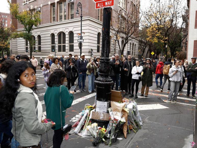 Fans de Friends se reúnen en NY para rendir honor a Matthew Perry