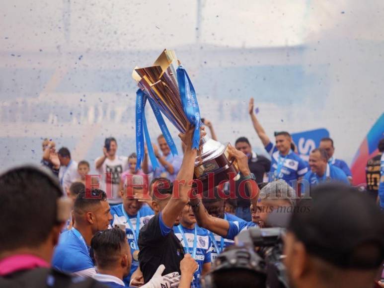 ¡Celebración Azul en el Olímpico! El festejo de los jugadores y afición del Motagua por la copa 18