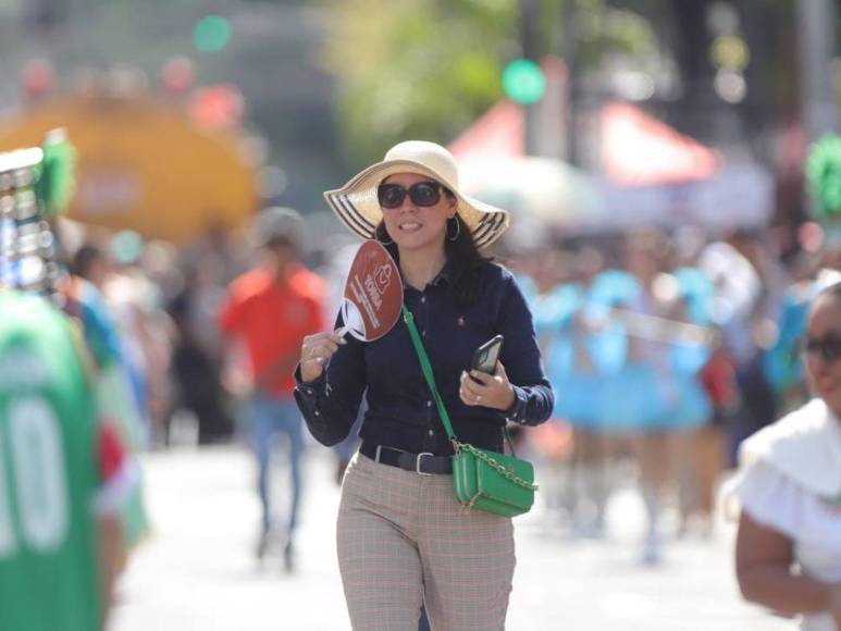 Las maestras y madres que destacaron en los desfiles patrios este 2024