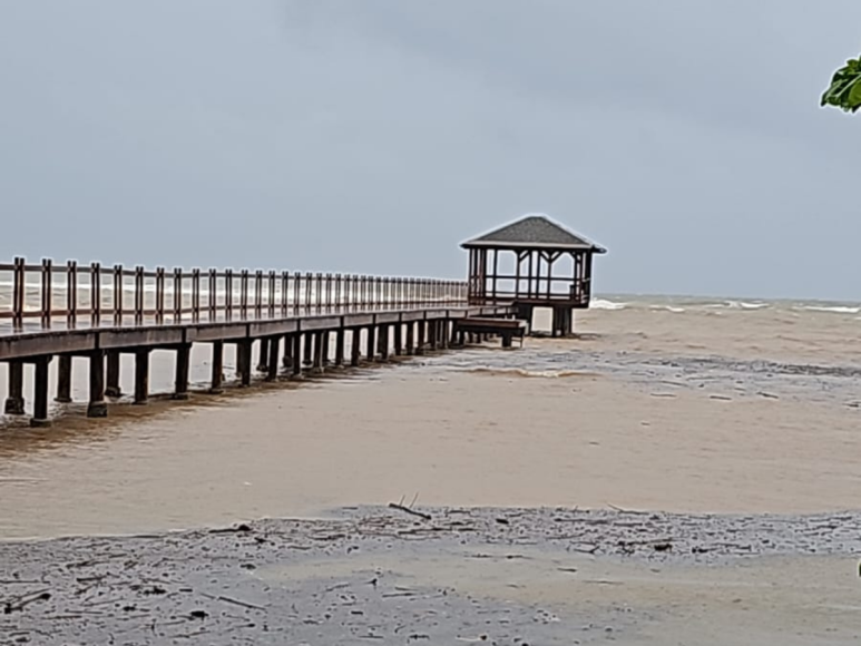 Derrumbes y mar revuelto, efectos del frente frío en Roatán