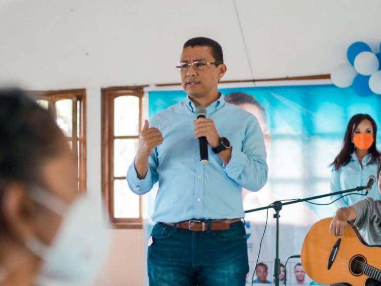 Ebal Díaz, de pastor de la iglesia Luz del Mundo a mano derecha de JOH