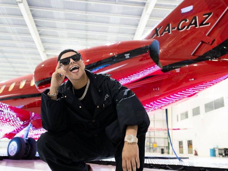 Cantante Eduin Caz presume lujoso avión: “Si ven un puntito rojo en el cielo soy yo”