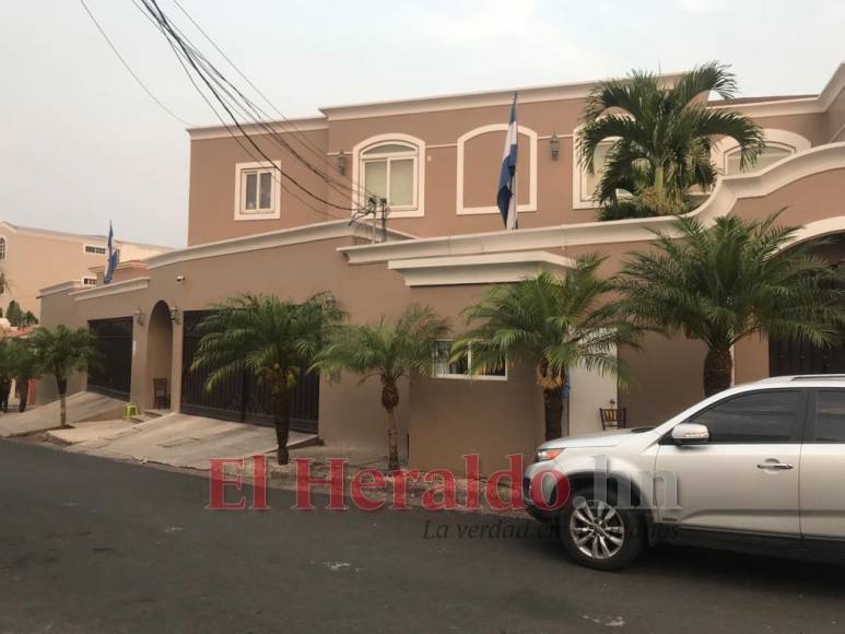 Solitaria luce la casa de JOH en Palmeras de San Ignacio en el día de su extradición