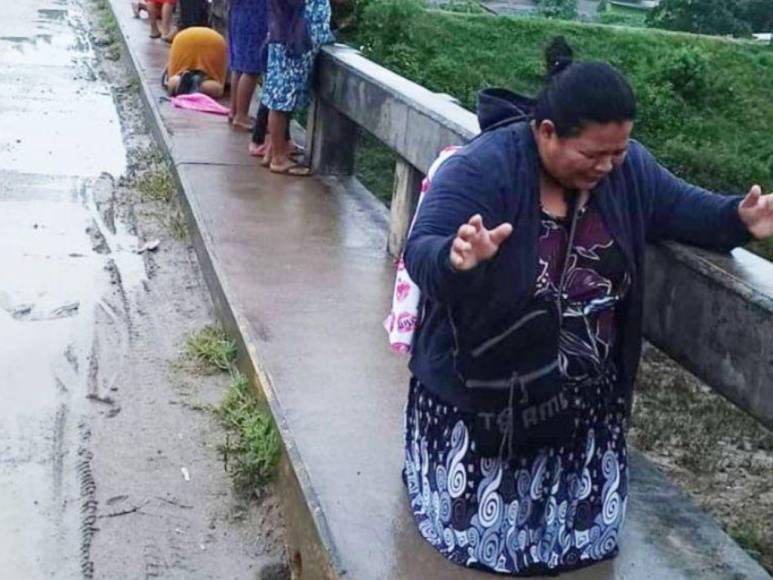 FOTOS: Hondureños claman de rodillas a Dios para que Julia no afecte a Honduras