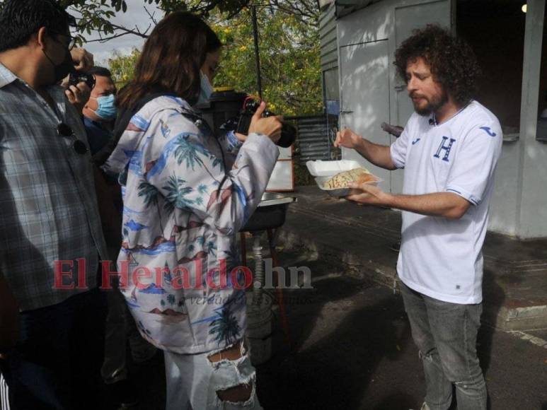 En imágenes: así saborea Luisito Comunica las baleadas en la capital