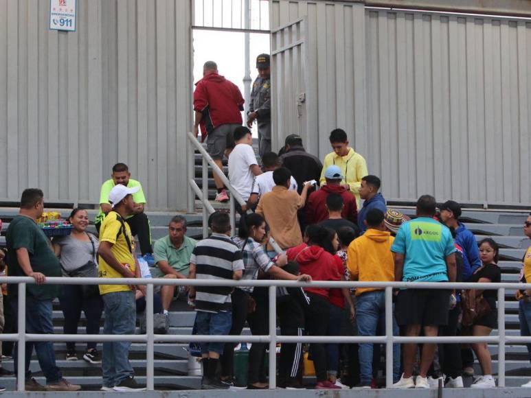 ¡Estadio dividido! Así se vive el ambiente del Olimpia-Génesis por la ida