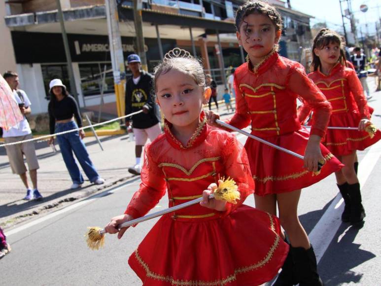 Encantadoras y coloridas: así lucieron las pequeñas palillonas de prebásica en la capital