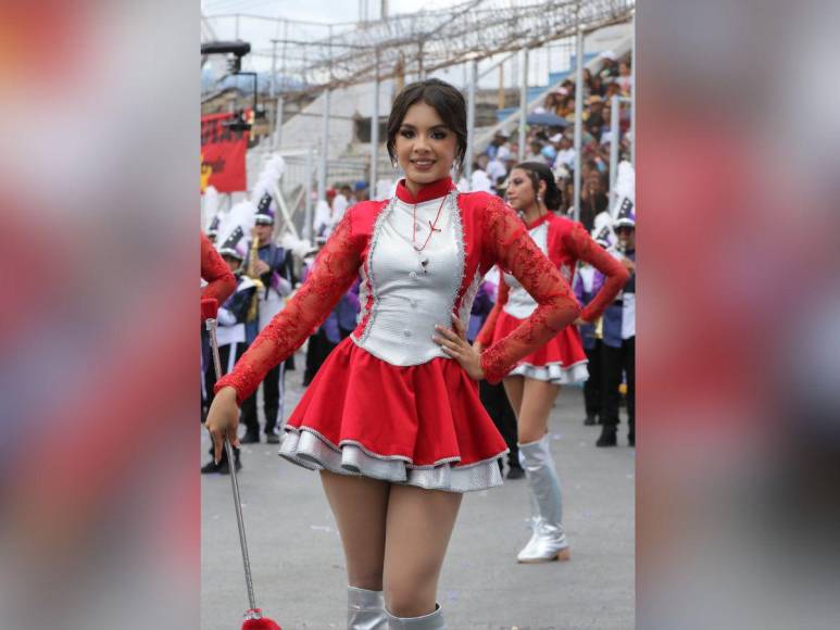 Mía Flores, palillona del Instituto Santa Mónica que deslumbró en los desfiles