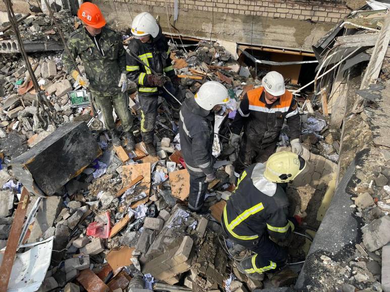 Escombros, evacuaciones forzadas y muertes: continúan los bombardeos en Ucrania