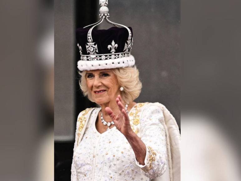 ¿Cuál es significado oculto en los bordados del vestido de la reina Camila durante su coronación?